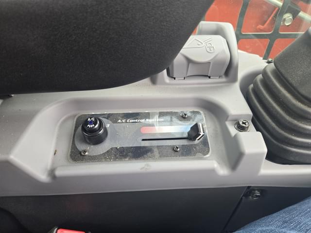 Image of Kubota SVL65-2 equipment image 4
