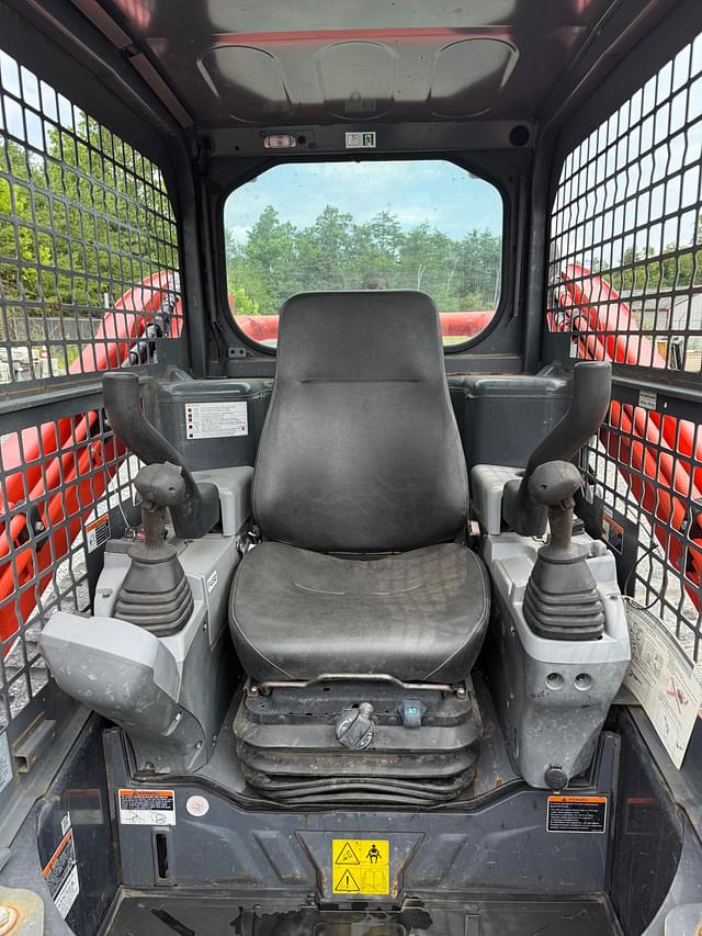 Image of Kubota SSV75 equipment image 2