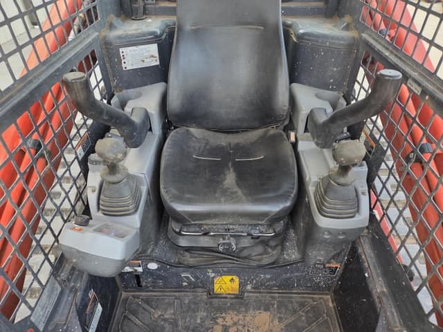 Image of Kubota SVL75-2 equipment image 2