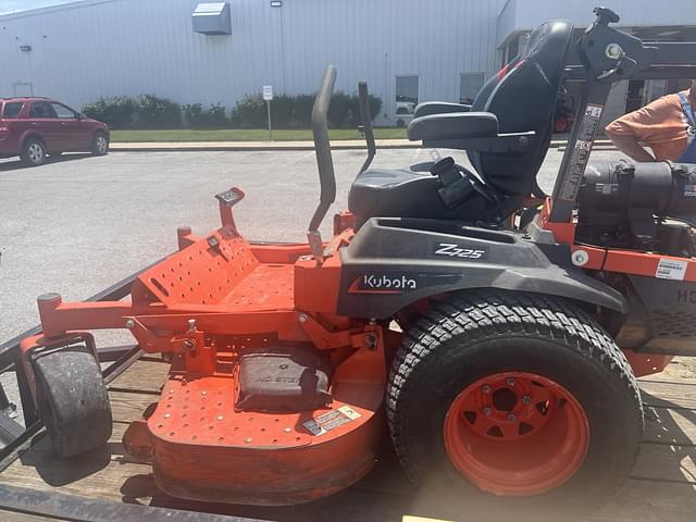 Image of Kubota Z725 equipment image 2