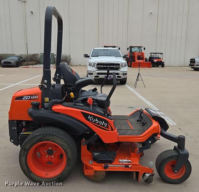 Image of Kubota ZD1211 equipment image 3