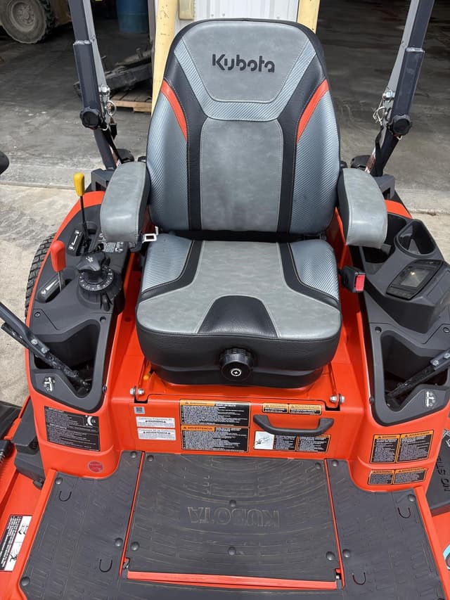 Image of Kubota ZD1211L equipment image 4