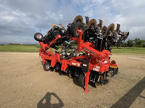 2022 Kuhn Krause Gladiator 1210M-1230F Equipment Image0