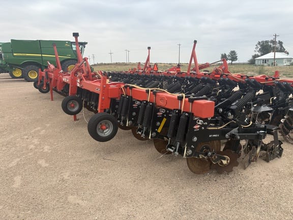 2022 Kuhn Krause Gladiator 1210M Equipment Image0