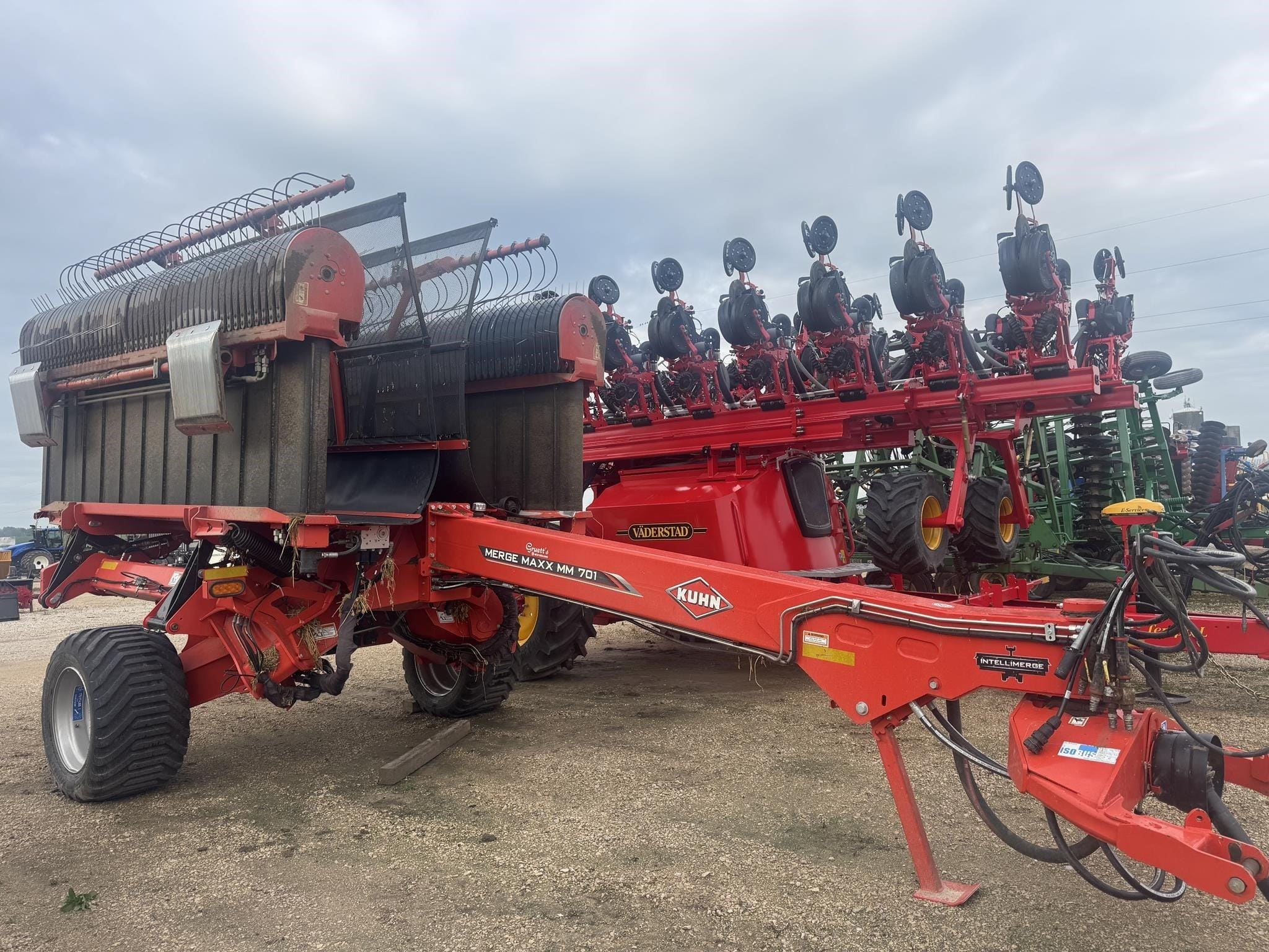 2022 Kuhn Merge-Maxx MM701 Equipment Image0