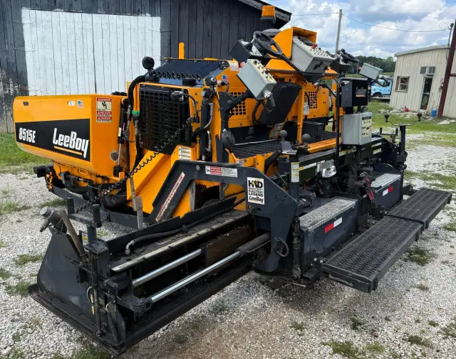 Image of LeeBoy 8515E equipment image 2