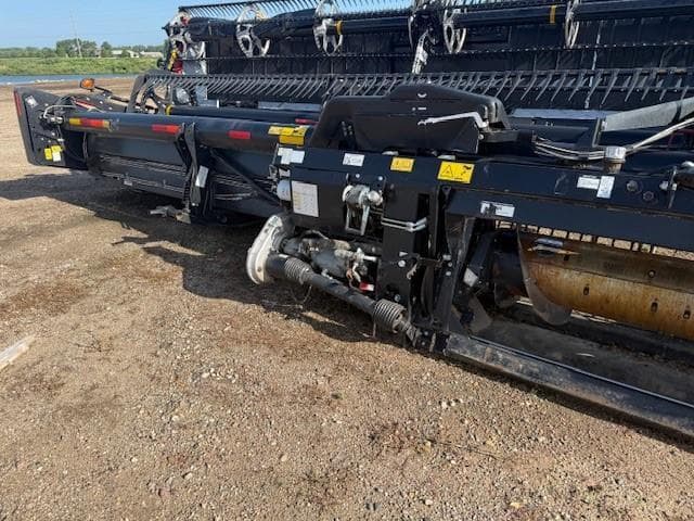 Image of MacDon FD140 equipment image 2