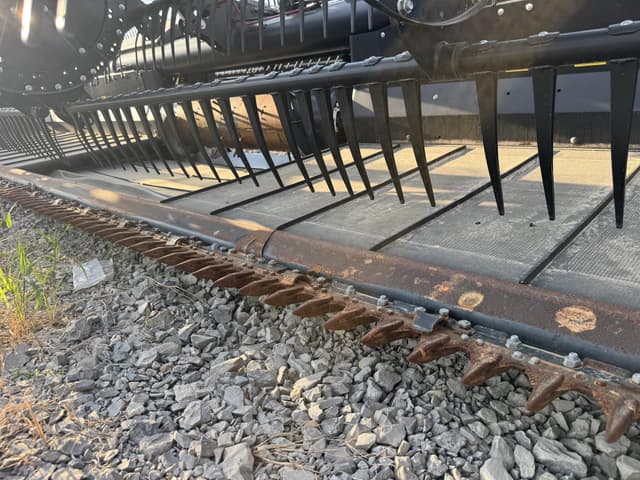 Image of MacDon FD140 equipment image 3