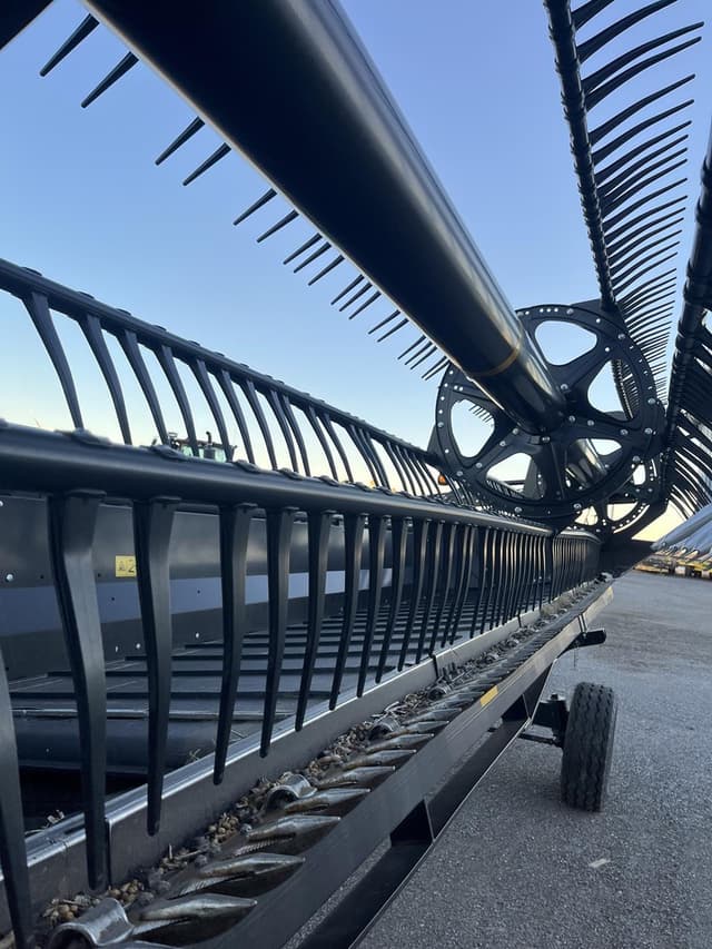 Image of MacDon FD140 equipment image 4