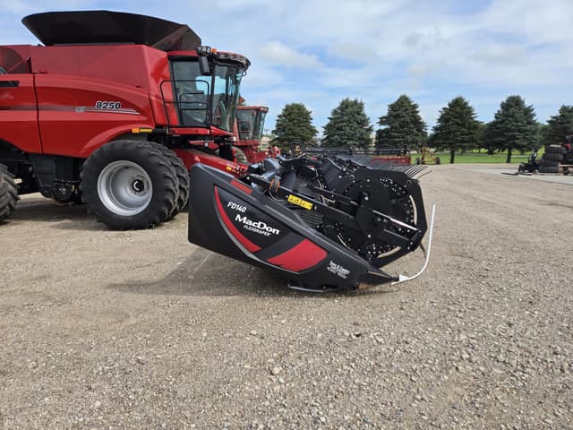 Image of MacDon FD140 equipment image 3