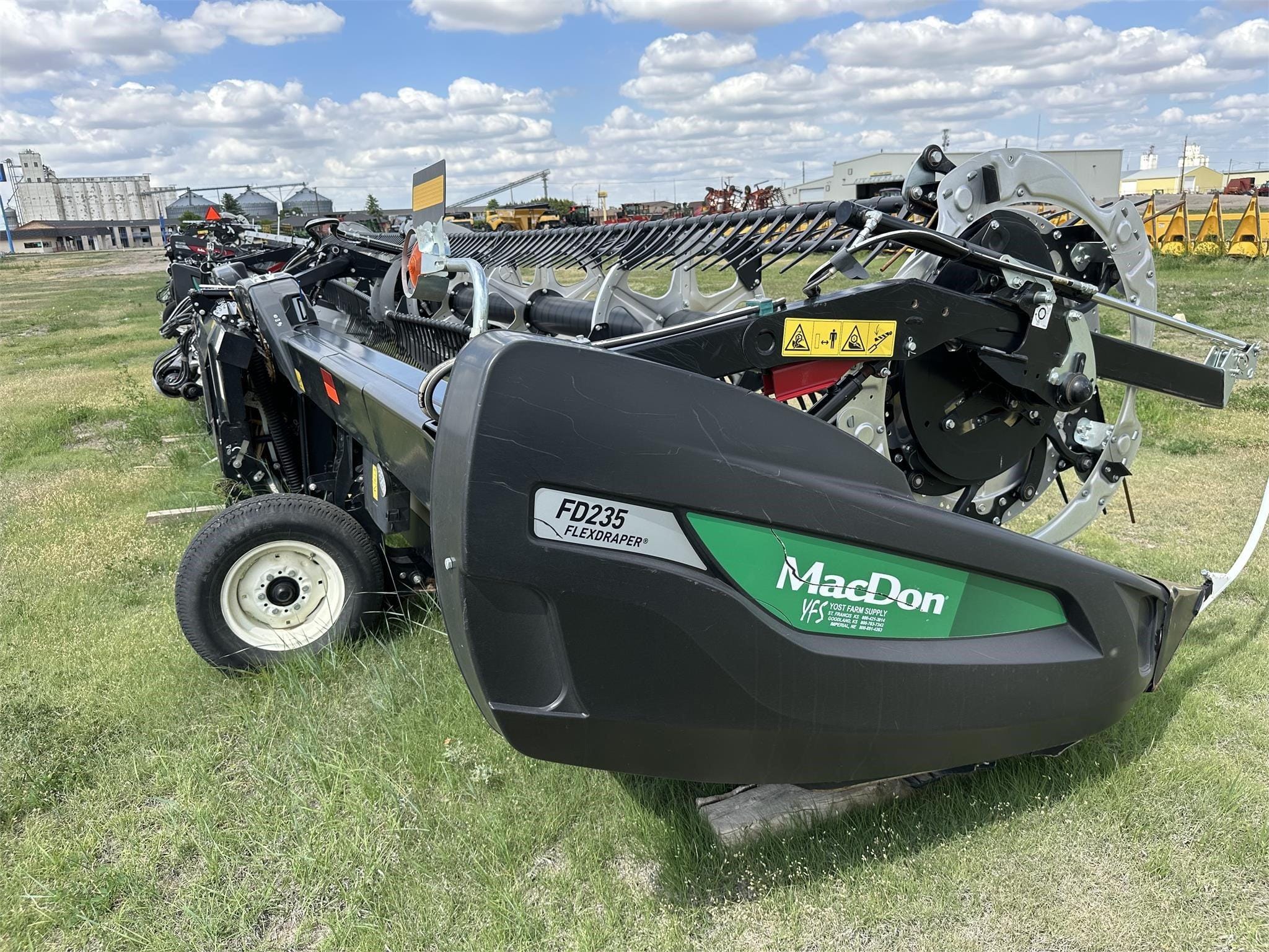 2022 MacDon FD235 Equipment Image0