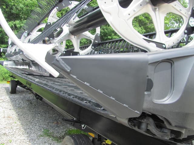 Image of MacDon FD240 equipment image 3