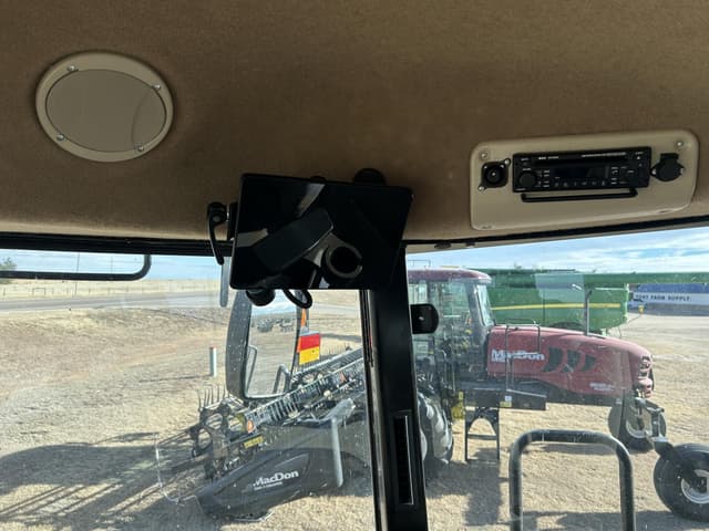 Image of MacDon M1240 equipment image 4