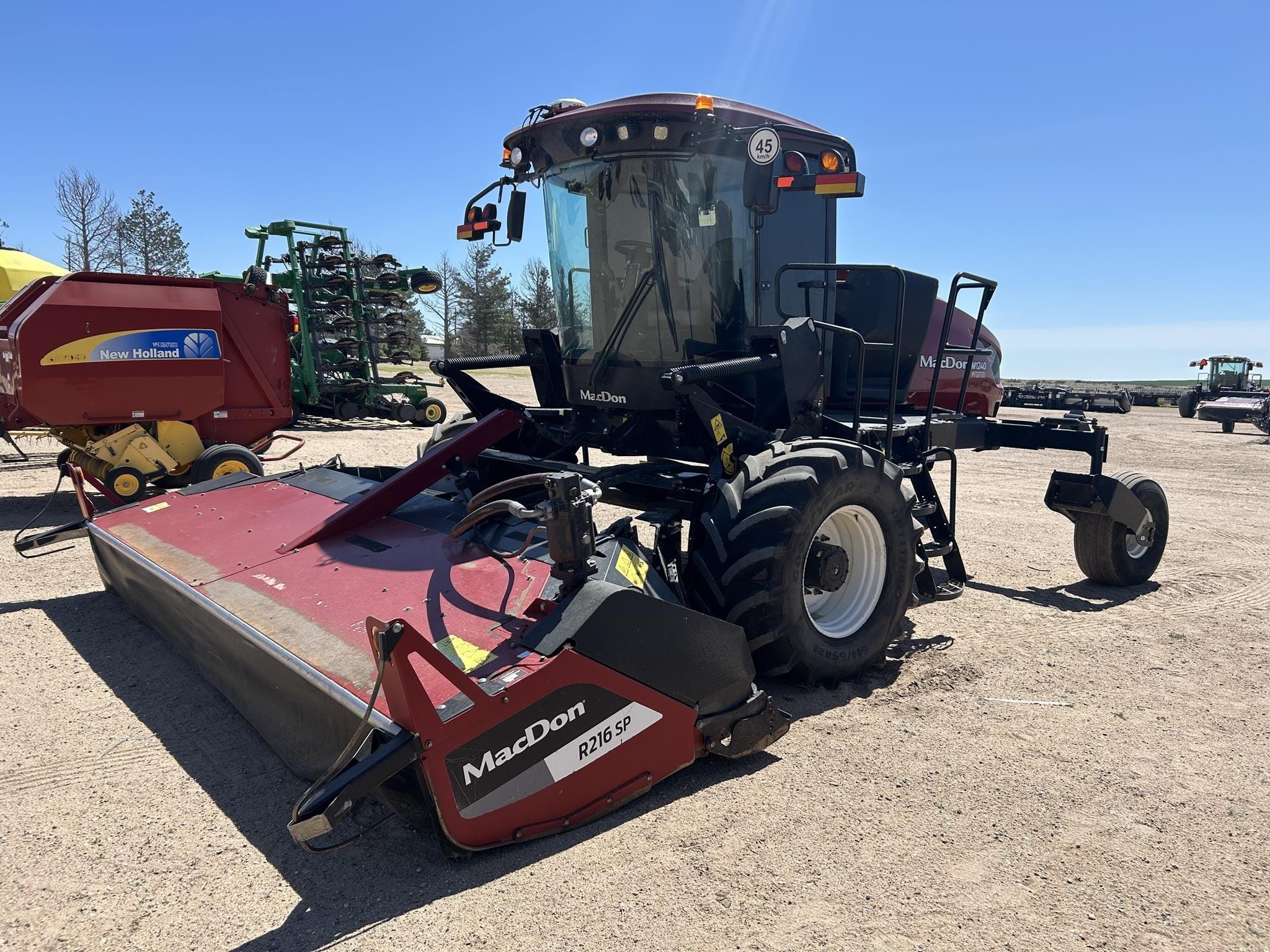 2022 MacDon M1240 Equipment Image0