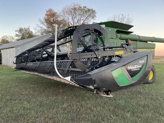 Image of MacDon FD135 equipment image 4