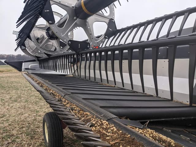 Image of MacDon FD235 equipment image 4