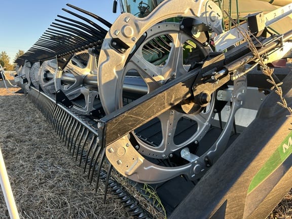 2022 MacDon FD235 Equipment Image0