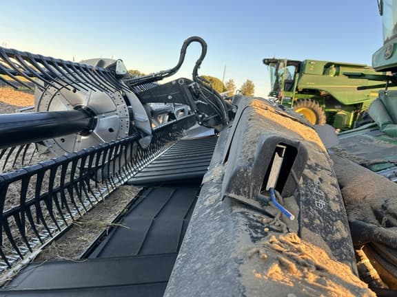 Image of MacDon FD235 equipment image 3