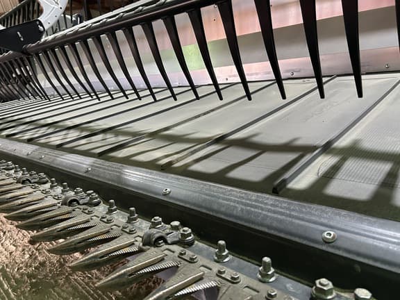 Image of MacDon FD240 equipment image 4