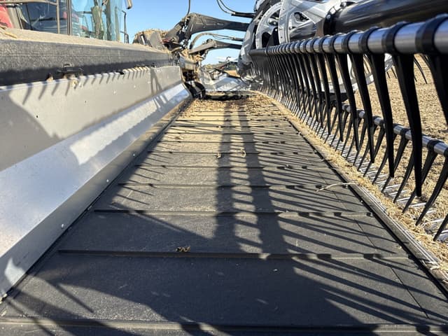 Image of MacDon FD240 equipment image 4