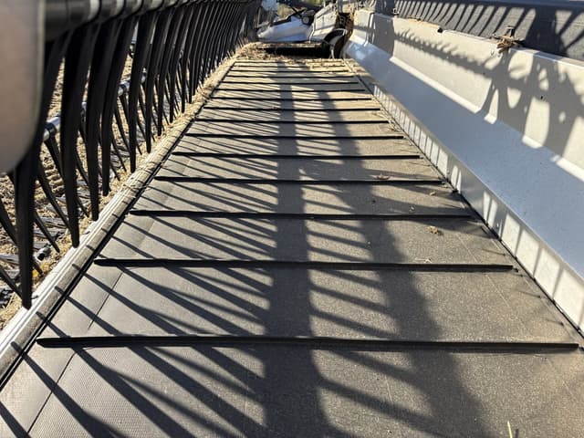 Image of MacDon FD240 equipment image 2