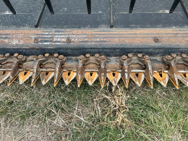 Image of MacDon FD240 equipment image 2