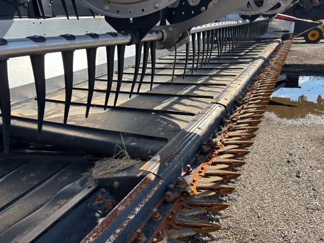 Image of MacDon FD240 equipment image 4