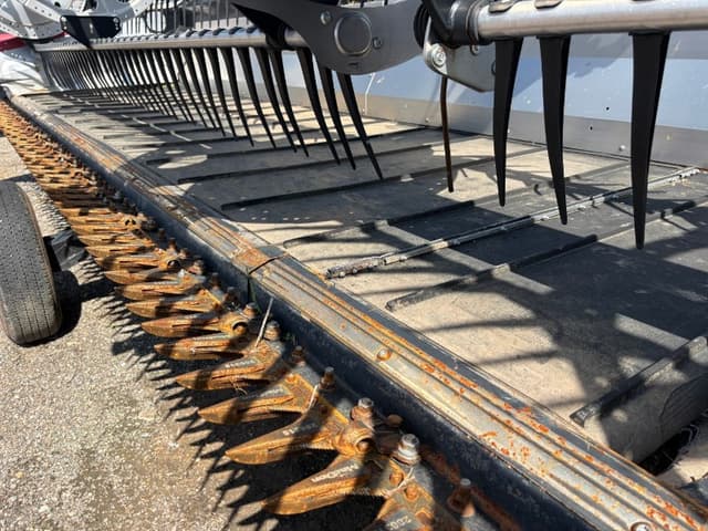 Image of MacDon FD240 equipment image 3