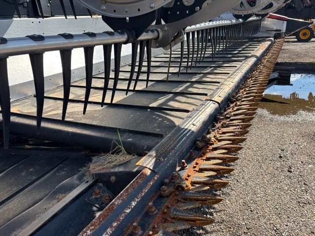 Image of MacDon FD240 equipment image 4