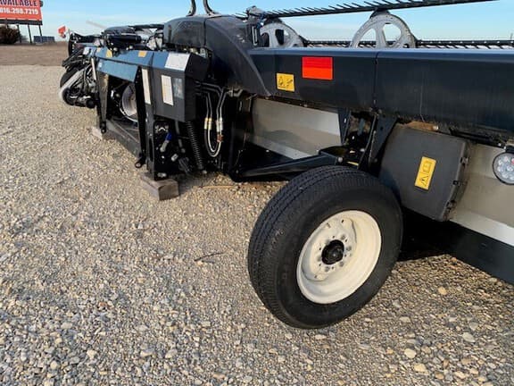 Image of MacDon FD240 equipment image 3