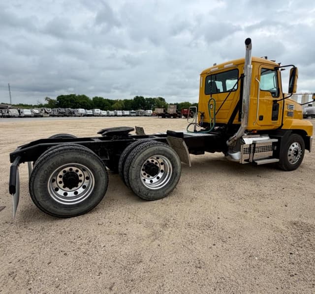 Image of Mack Anthem equipment image 4
