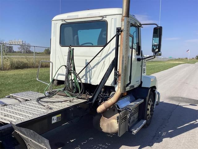 Image of Mack Anthem equipment image 3