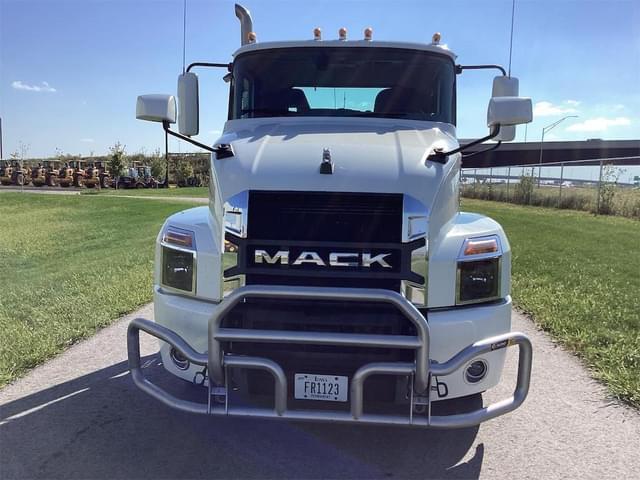 Image of Mack Anthem equipment image 1