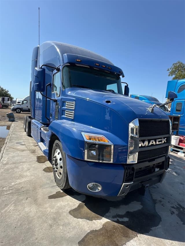 Image of Mack Anthem equipment image 2