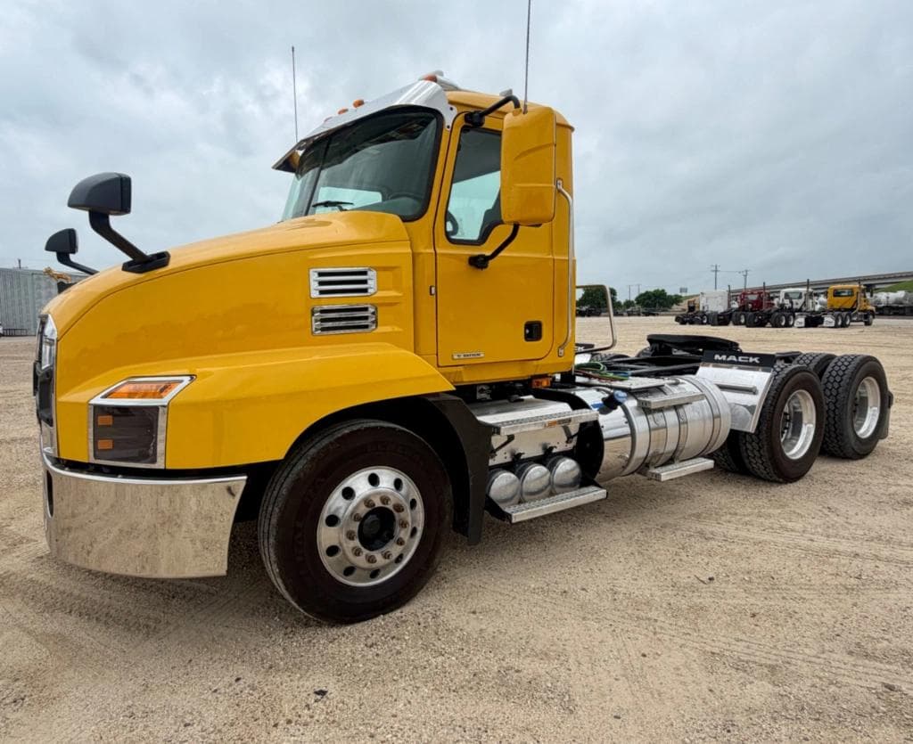 Image of Mack AN64T Primary image