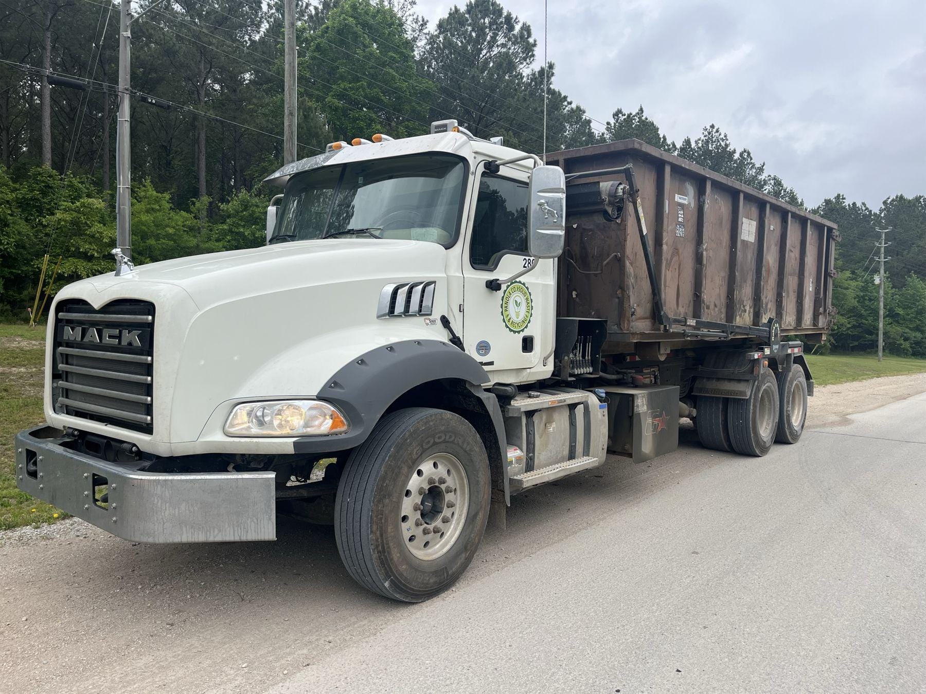 Main image Mack GR64B