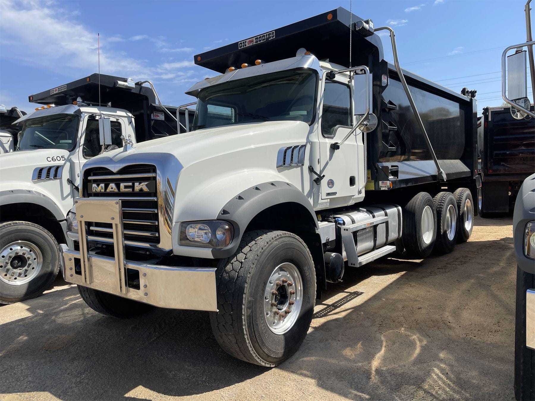 Main image Mack GR64F