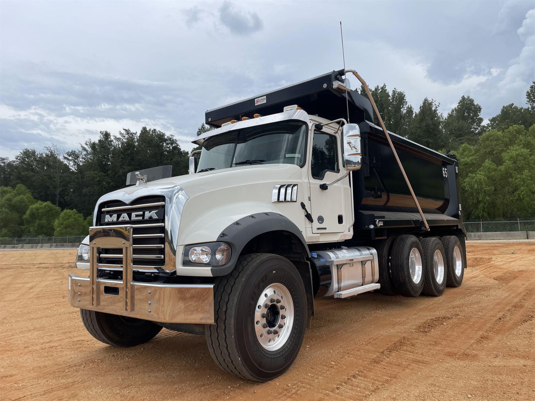 Main image Mack GR64F