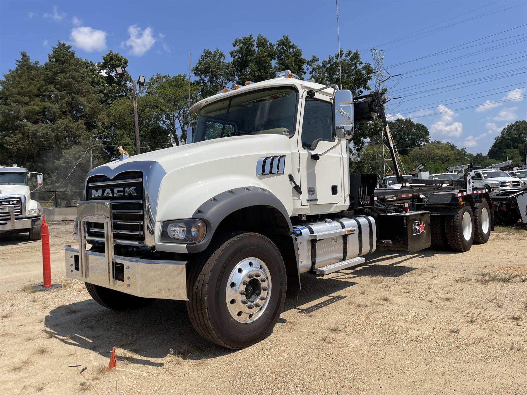 Main image Mack GR64F