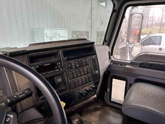 Image of Mack MD7 equipment image 4