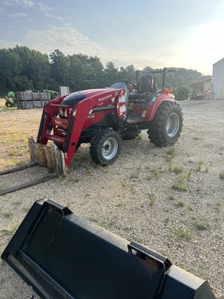 2022 Mahindra 1640 Equipment Image0