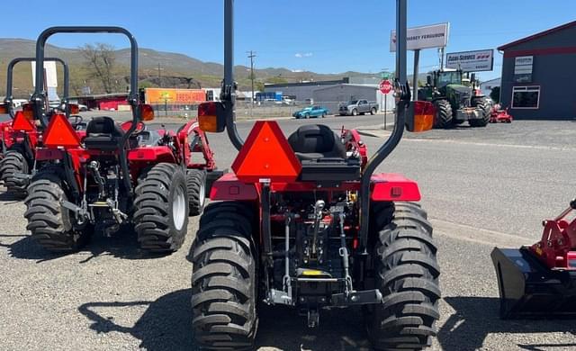 Image of Massey Ferguson 1825E equipment image 4