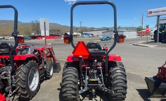 Image of Massey Ferguson 1825E equipment image 4