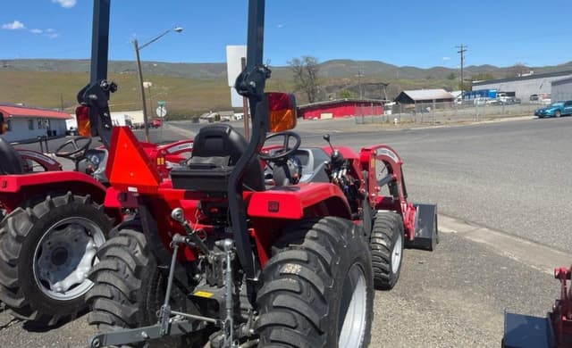 Image of Massey Ferguson 1825E equipment image 3