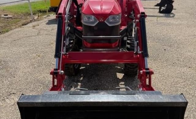 Image of Massey Ferguson 1825E equipment image 2