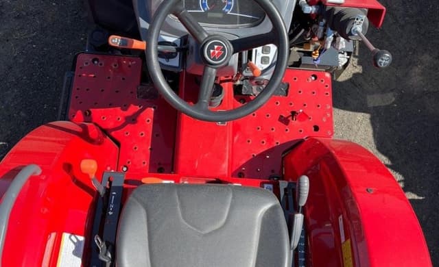 Image of Massey Ferguson 1835E equipment image 4