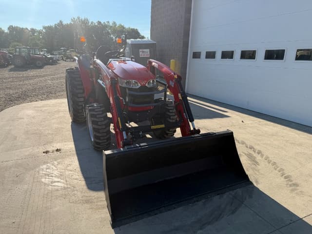 Image of Massey Ferguson 1835M equipment image 4