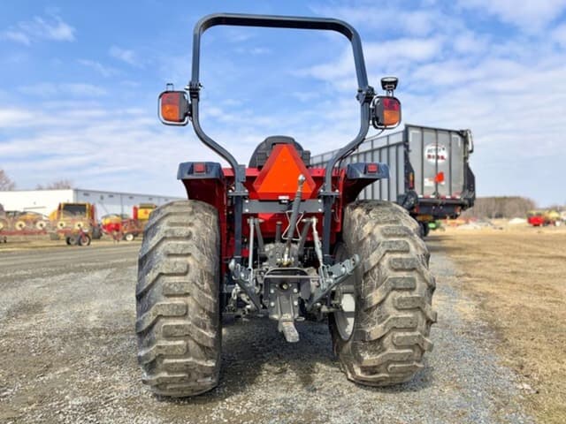 Image of Massey Ferguson 1835M equipment image 4