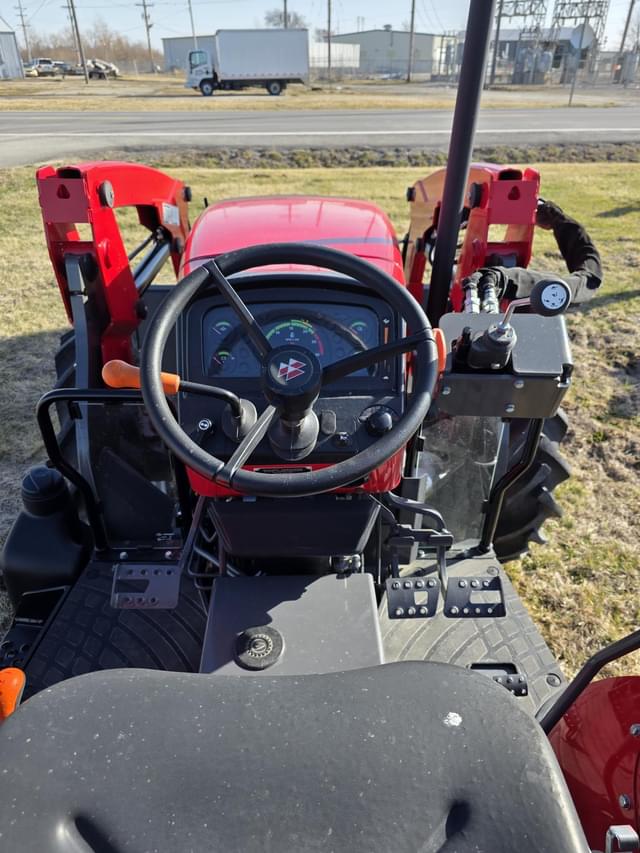 Image of Massey Ferguson 2605H equipment image 4