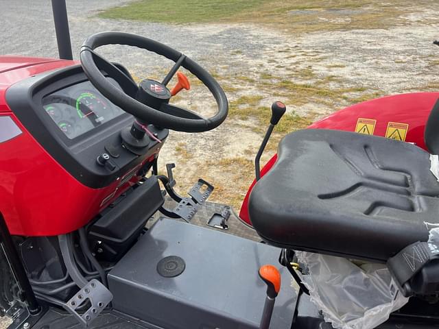 Image of Massey Ferguson 2605H equipment image 4